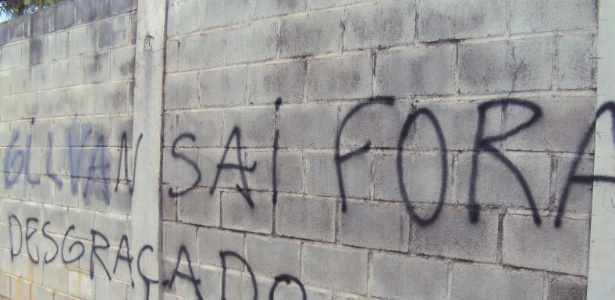 Muro da Toca da Raposa II foi pichado em protesto contra o presidente do Cruzeiro - Gabriel Duarte/UOL