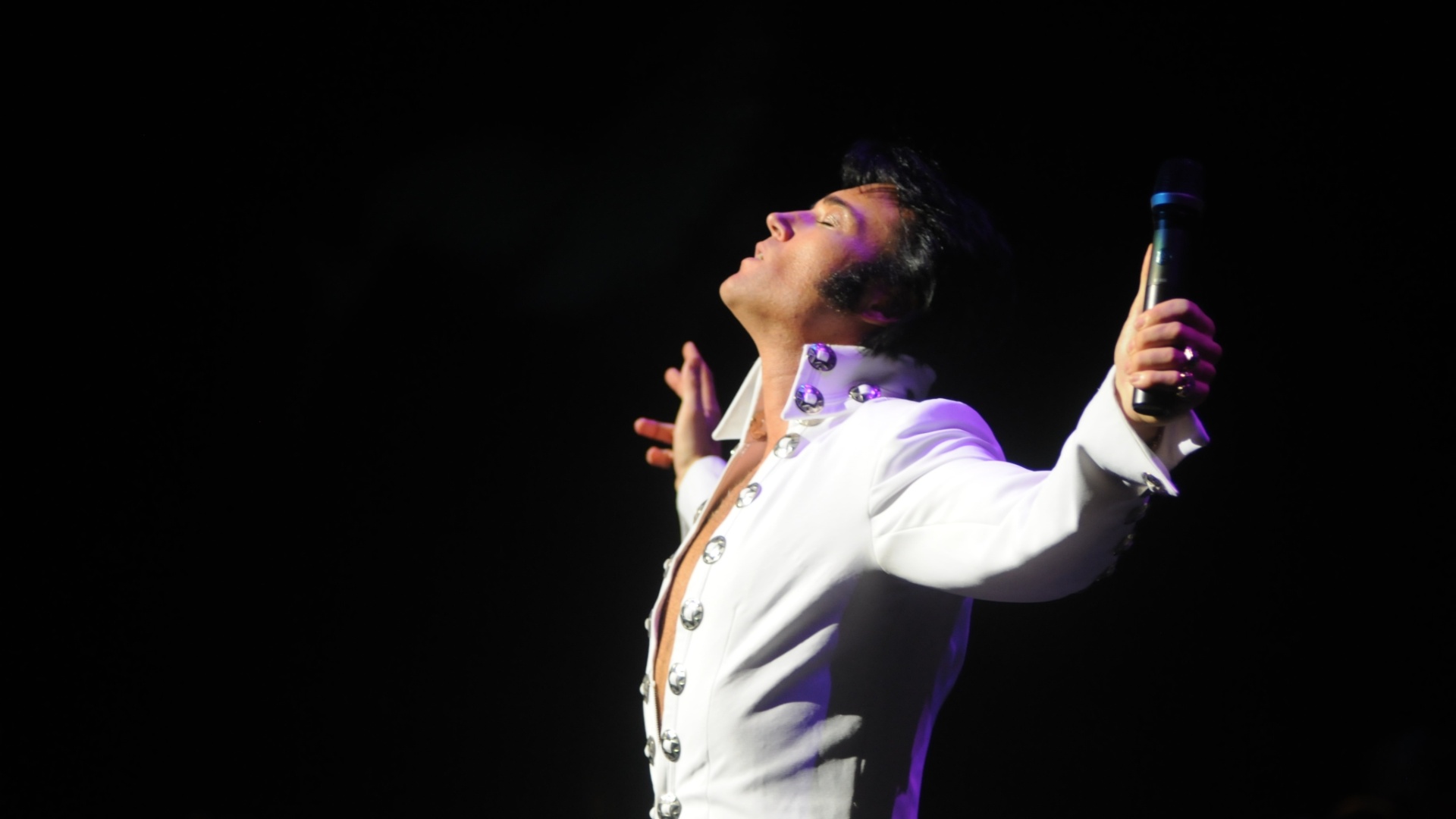 O finalista Pete Storm apresenta sua performance no concurso Elvis Tribute Artist Contest 2011 - Divulgação/Elvis Tribute Artist Contest