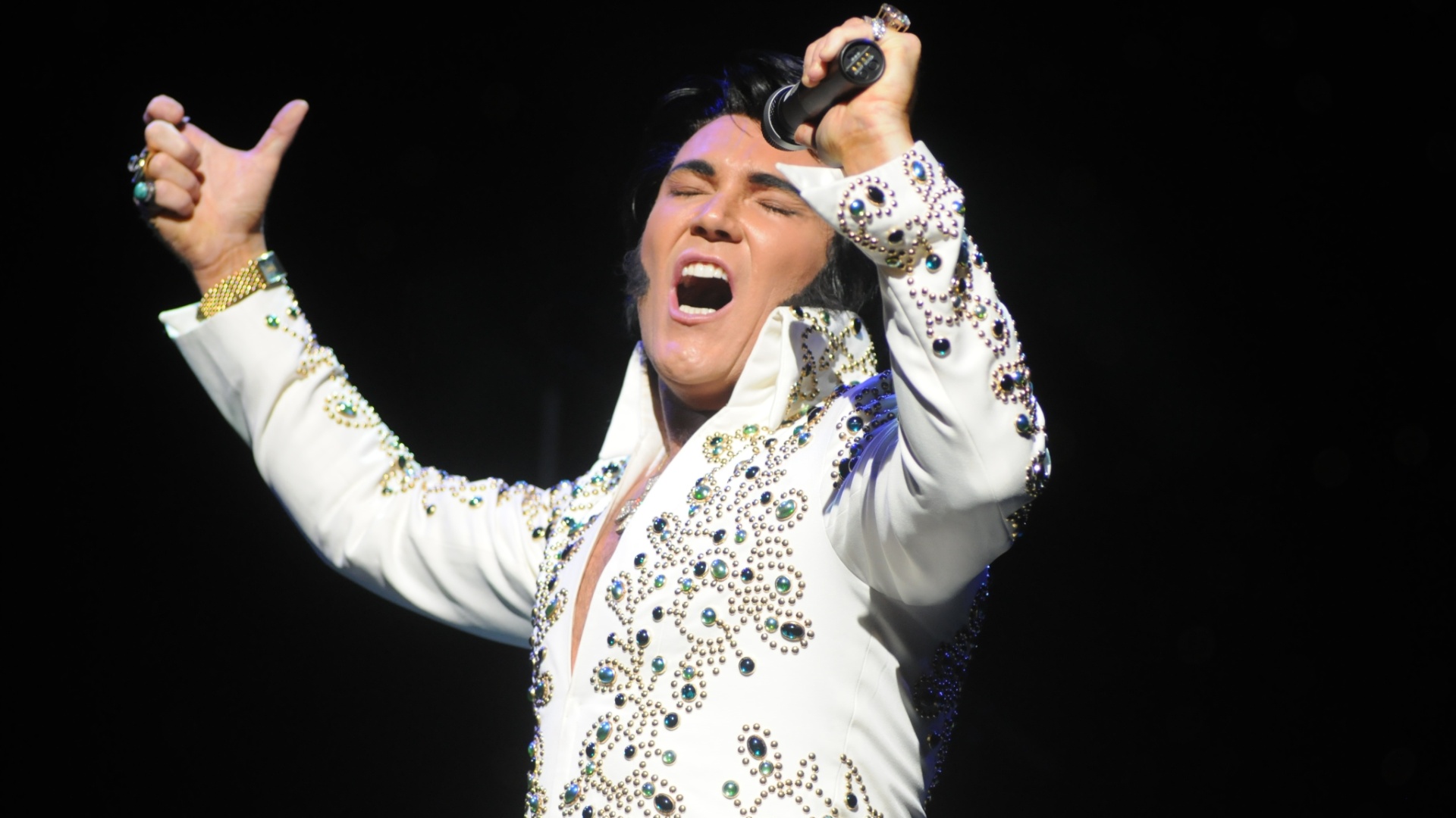 O semifinalista do Elvis Tribute Artist Contest 2011, Gordon Hendricks, se apresenta no palco do Orpheum - Divulgação/Elvis Tribute Artist Contest