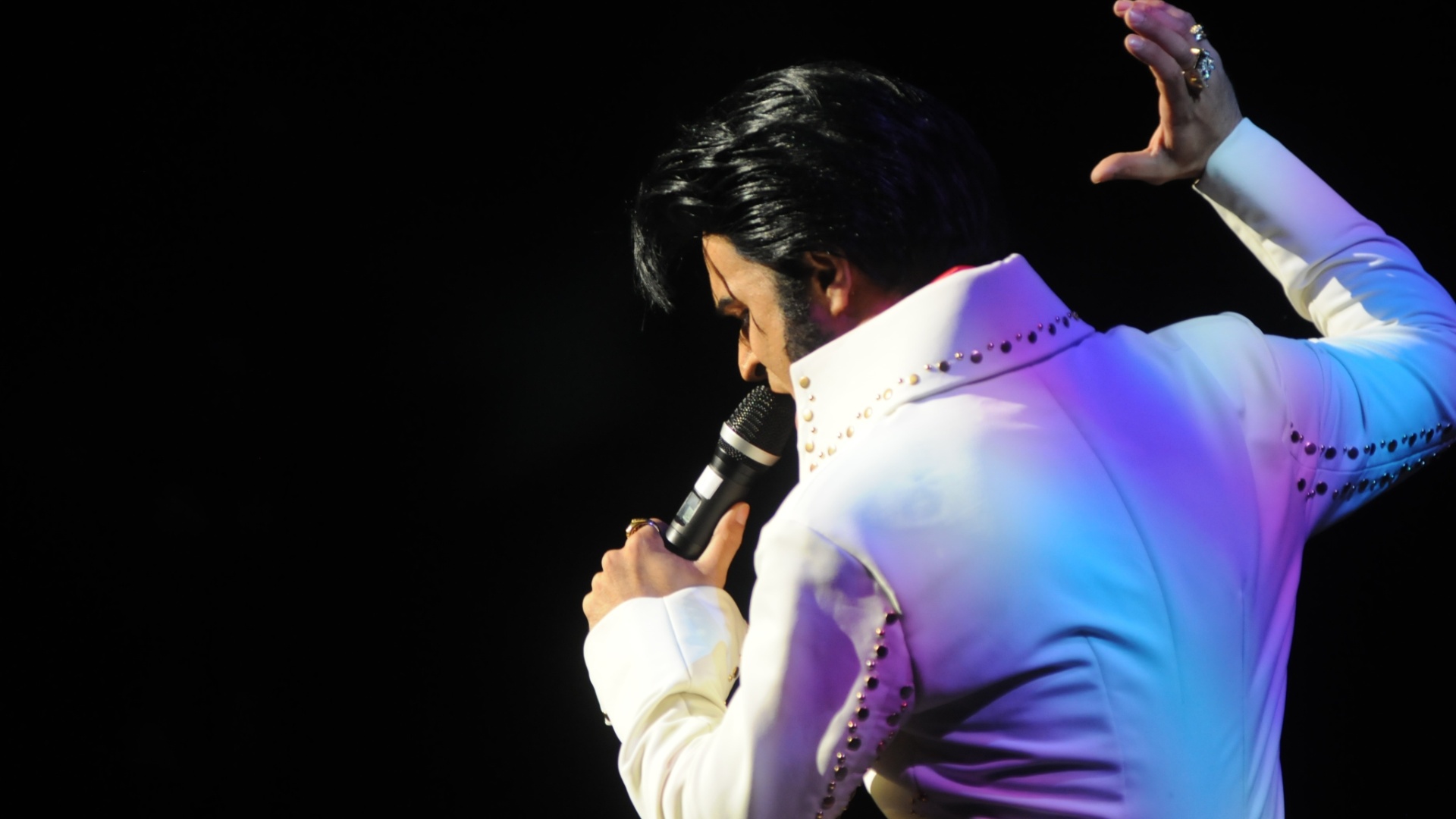 O semifinalista Kraig Parker se apresenta durante o concurso Elvis Tribute Artist Contest 2011, no palco do Orpheum - Divulgação/Elvis Tribute Artist Contest