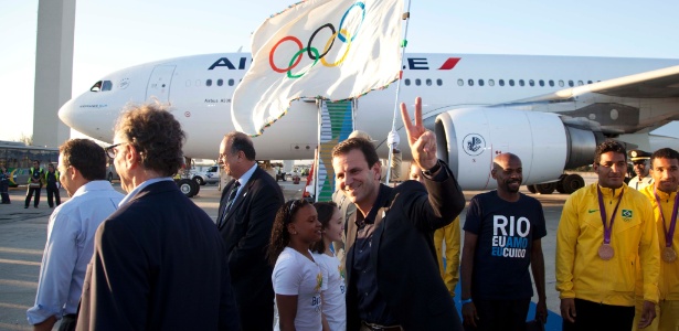 Prefeito do Rio, Eduardo Paes acena durante a chegada da bandeira