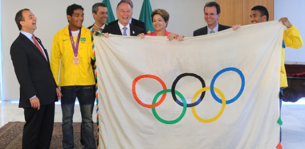 A presidente Dilma Rousseff posa com a bandeira das Olimpíadas (14.ago.2012)