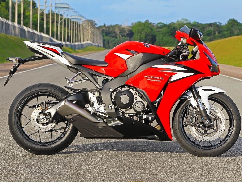 Alterações discretas na carenagem dianteira deixaram linhas mais angulosas - Infomoto