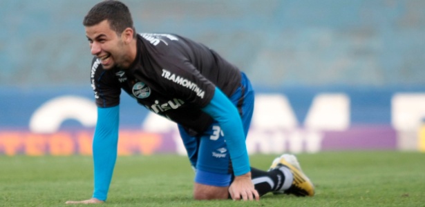 André Lima brinca durante treino do Grêmio nesta terça e nega rótulo de "marrento"  - Wesley Santos/Pressdigital