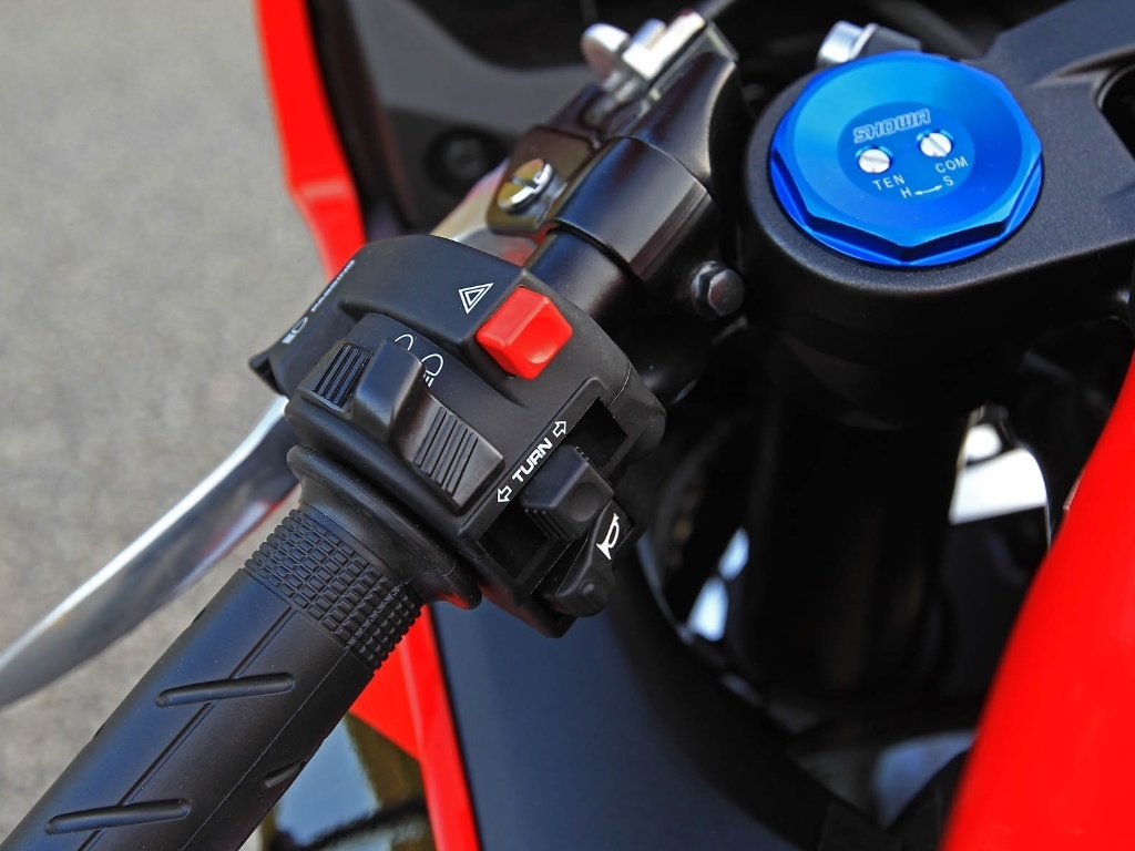 Detalhe dos ajustes do garfo dianteiro tipo Big Piston Fork, instalado na CBR 2012 - Infomoto