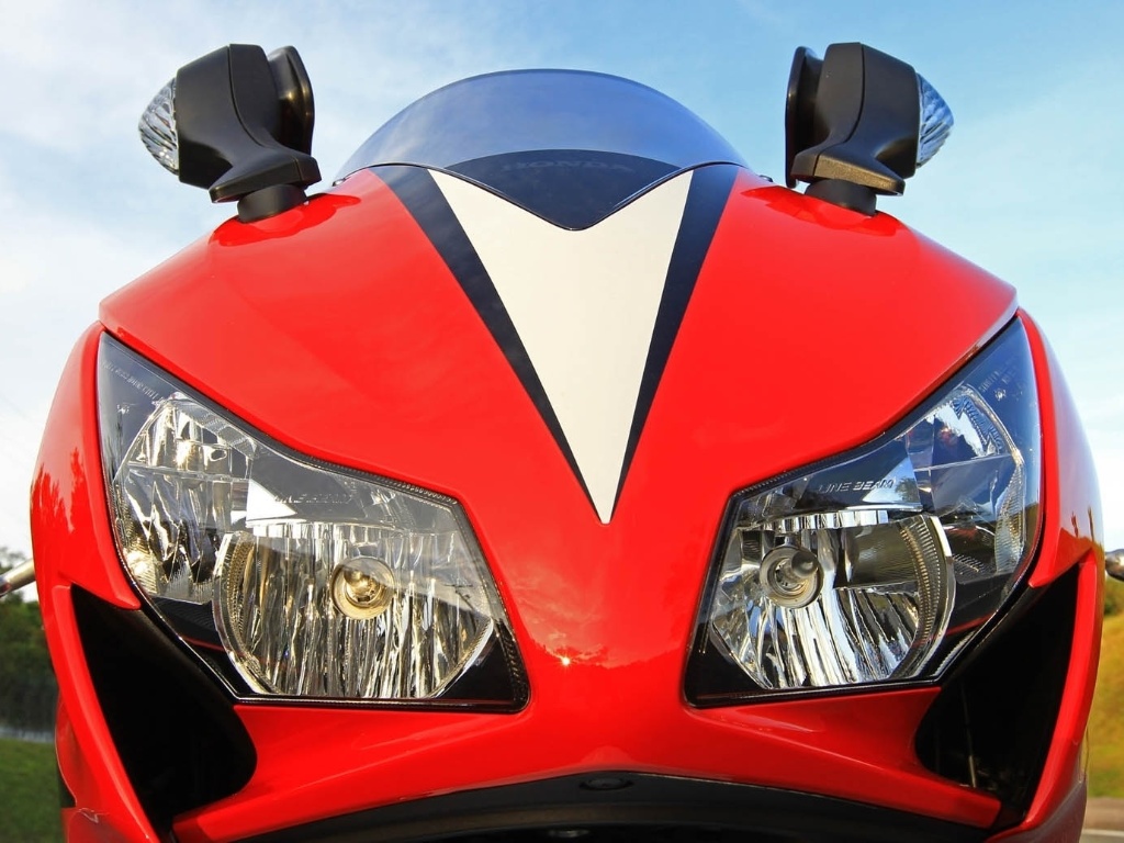 Entradas de ar melhoram fluxo de ar para o motor e contribuem na pressão aerodinâmica - Infomoto