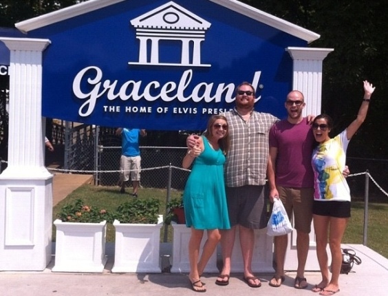 Fãs posam para fotos na entrada de Graceland durante a Elvis Week - Reprodução/Instagram