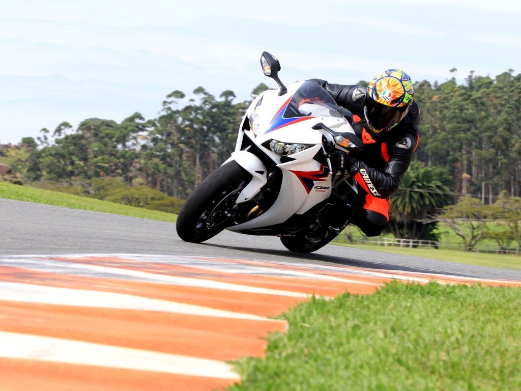 Honda CBR 1000RR 2012 custa R$ 59.900 (Standard) ou R$ 62.900 (com freios ABS) - Infomoto