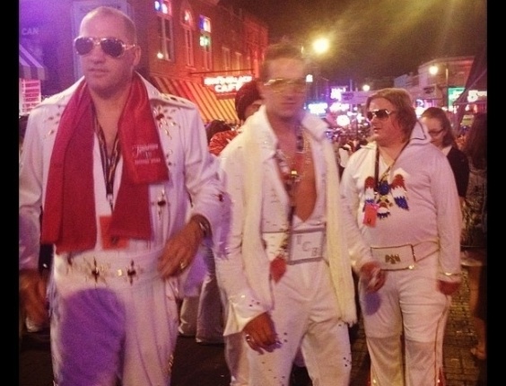 Imitadores de Elvis de todos os tipos se reúnem durante a Elvis Week 2012 - Reprodução/Instagram
