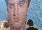 Fãs fazem vigília pelos 35 anos da morte do cantor Elvis Presley - Lance Murphy/EFE