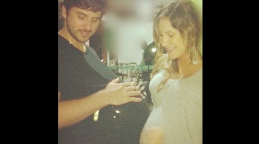Na reta final da gravidez, Claudia Leitte divulgou uma imagem onde aparece brincando com o marido, Márcio Pedreira (14/8/12)