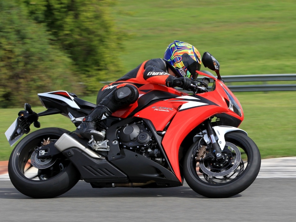 Nova cor vermelha é a única disponível para a versão com freios C-ABS (R$ R$ 62.900) - Infomoto