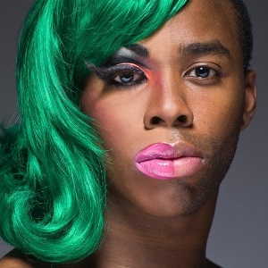 O fotógrafo afirma que "tem a impressão que as pessoas fotografadas estavam igualmente à vontade com seus lados masculino e feminino" - Half Drag/ Leland Bobbé