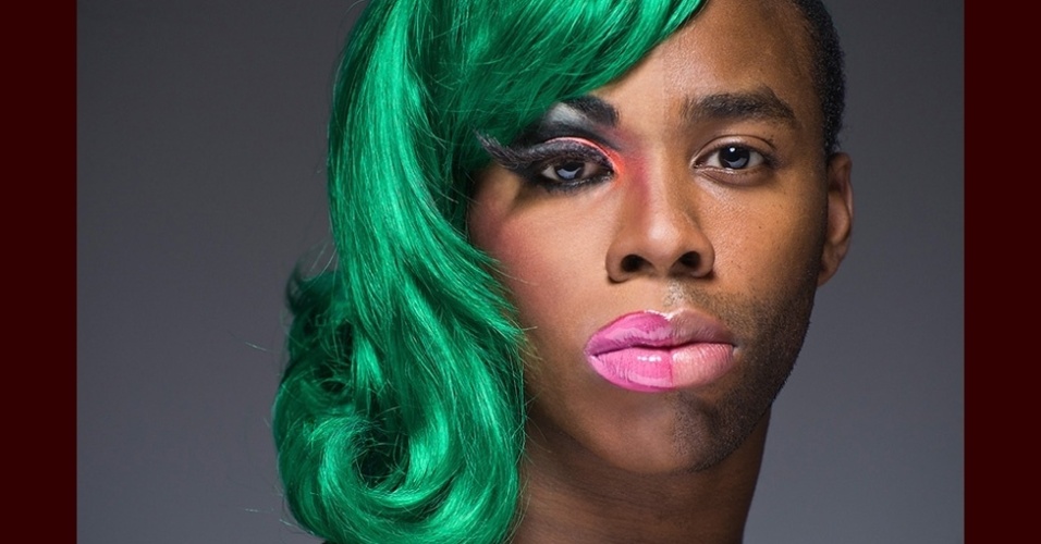 O fotógrafo afirma que "tem a impressão que as pessoas fotografadas estavam igualmente à vontade com seus lados masculino e feminino" - Half Drag/ Leland Bobbé