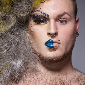 O fotógrafo novaiorquino Leland Bobbé criou uma série de imagens batizadas de Half- Drag (meia-drag, tradução livre) na qual capta simultaneamente características masculinas e femininas dos retratados - Half Drag/ Leland Bobbé