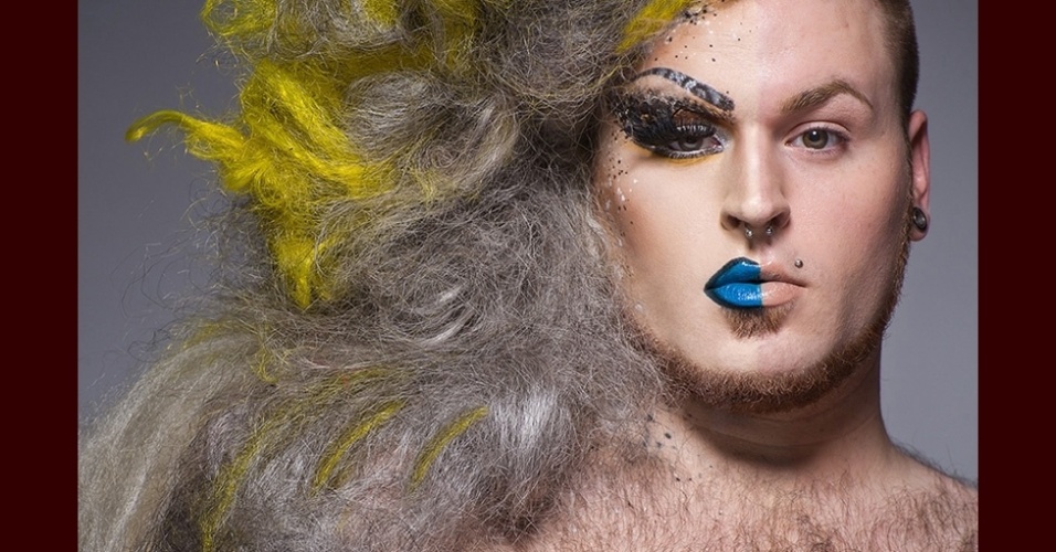 O fotógrafo novaiorquino Leland Bobbé criou uma série de imagens batizadas de Half- Drag (meia-drag, tradução livre) na qual capta simultaneamente características masculinas e femininas dos retratados - Half Drag/ Leland Bobbé