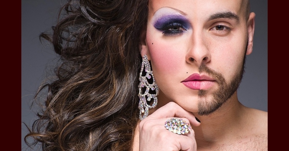 "Por meio do poder do cabelo e maquiagem estes homens conseguem se transformar completamente e trazer à tona seu lado feminino ao mesmo tempo em que mostram o masculino" - Half Drag/ Leland Bobbé