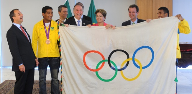 Presidente Dilma Rousseff recebeu a Bandeira Olímpica no Palácio do Planalto