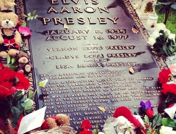 Túmulo de Elvis com flores e homenagens de fãs - Reprodução/Instagram