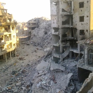 Vista panorâmica mostra edifícios danificados em Homs, na Síria - Reuters/ Shaam News Network