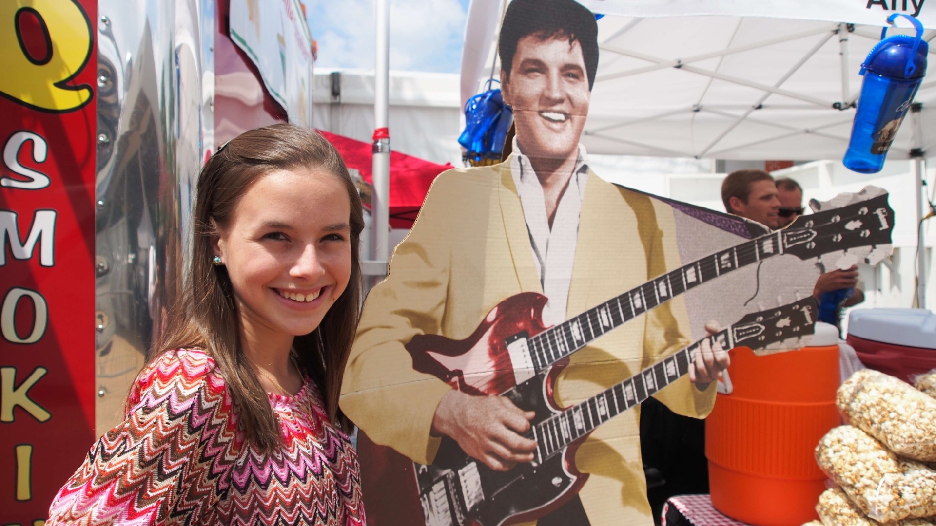 A adolescente Isabella Scott, de apenas 13 anos, posa ao lado do ícone da música Elvis Presley no estado norte-americano da Flórida. A morte do cantor completa 35 anos no dia 16 de agosto de 2012 - Robert MacPherson / AFP Photo