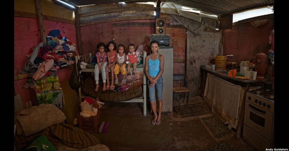 A doméstica Débora de Jesus da Silva, moradora de Gardênia, no Brasil, tem 28 anos e está desempregada (15/8/12) - Andy Goldstein