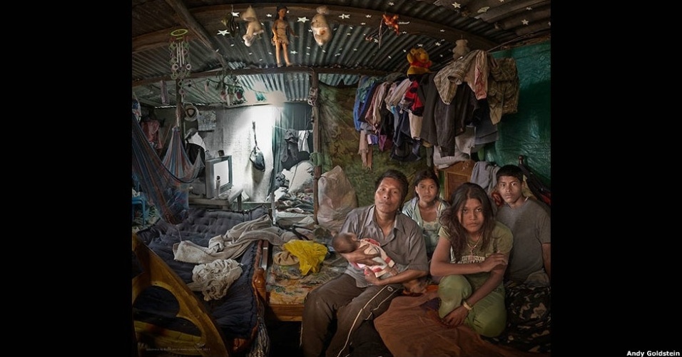 A imagem mostra um vendedor ambulante colombiano e seus quatro filhos. O homem, de 42 anos, apresentou-se apenas como ?Efraín? e não quis dar seu nome verdadeiro (15/8/12) - Andy Goldstein