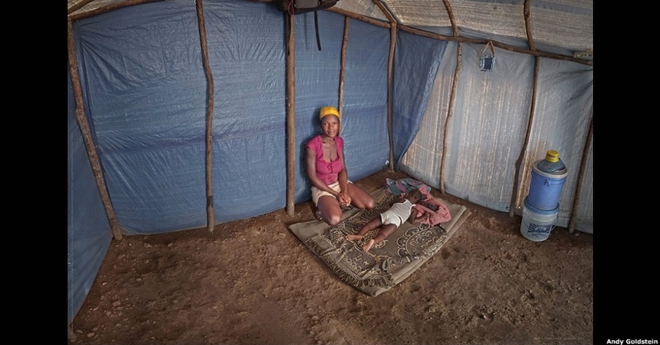 A vendedora Marie Erline Louis, de 18 anos, vive com seu filho, Frederic Fredelanole, em Canaan, no Haiti - Andy Goldstein