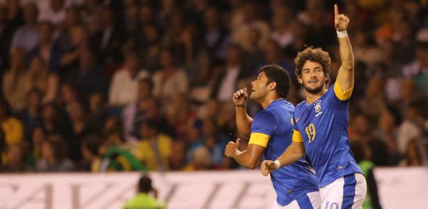 Alexandre Pato e Hulk comemoram gol brasileiro em amistoso contra a Sécia