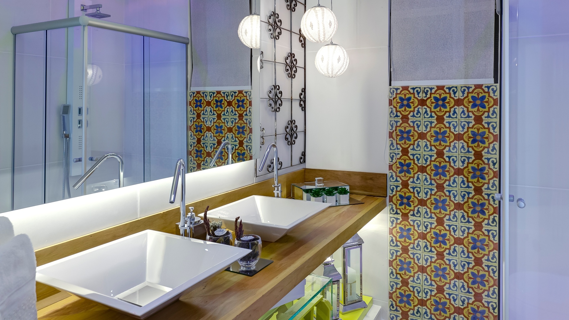 Banho de Campo dos Irmãos assinado por Cláudia Zócoli e Cris Terra para a Morar Mais por Menos em Belo Horizonte, Minas Gerais (16/08 a 30/09/2012):  materiais de demolição, caixotes de feira, pendente artesanal, ladrilho e revestimento de rejeitos de rochas são os elementos sustentáveis que compõem o ambiente - Gustavo Xavier/ Divulgação