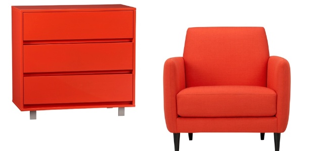 A cadeira e a cômoda da loja "gringa" CB2 foram fabricadas na "cor do ano" Tangerine Tango da Pantone - Divulgação/ CB2