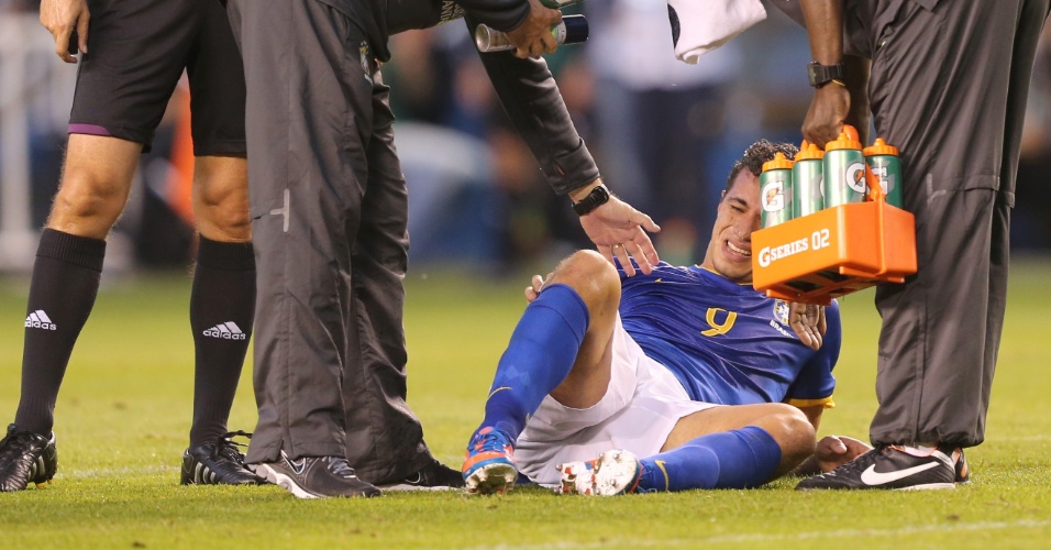 CAído no chão, Leandro Damião é atendido pelo médicos da seleção brasileira nesta quarta-feira