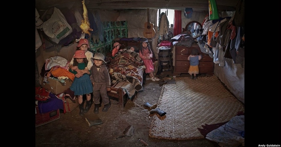 Carmen Lucrecia Yunga posou para a foto em Cuenca, no Equador, apenas 12 dias após dar à luz Manuel (15/8/12) - Andy Goldstein