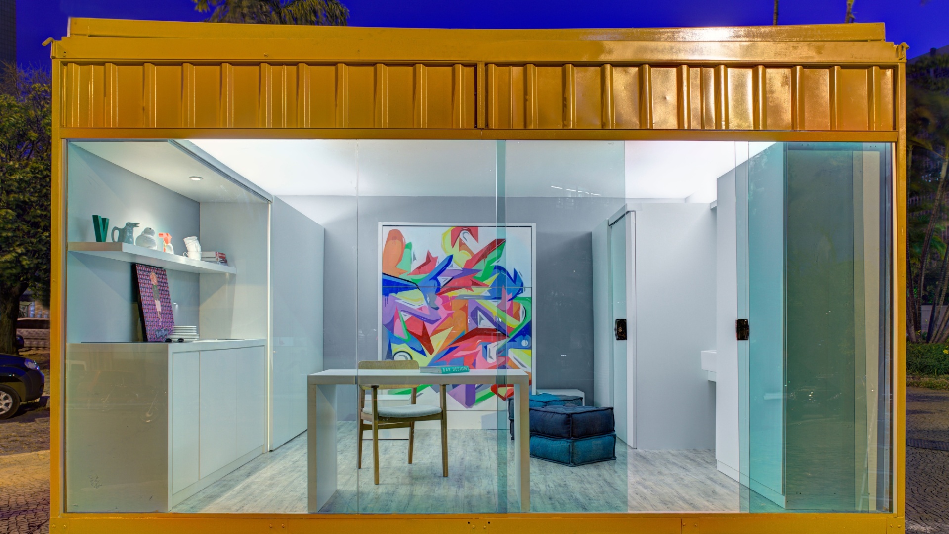 Casa Modular (praça Milton Campos) projetada por Willemberg Lobato para a Morar Mais por Menos em Belo Horizonte, Minas Gerais (16/08 a 30/09/2012): casa constituída no contexto de um conteiner determina preço acessível, ecoeficiência e conforto através de móveis retráteis - Gustavo Xavier/ Divulgação