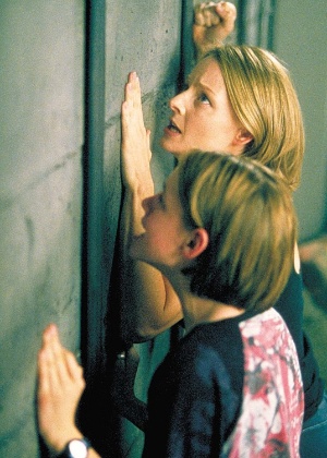 Jodie Foster e Kristen Stewart em cena de "O Quarto do Pânico", de 2002