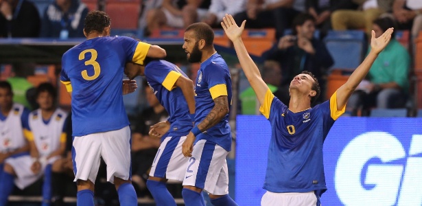 Jogadores do Brasil e o atacante Leandro Damião comemoram gol contra a Suécia