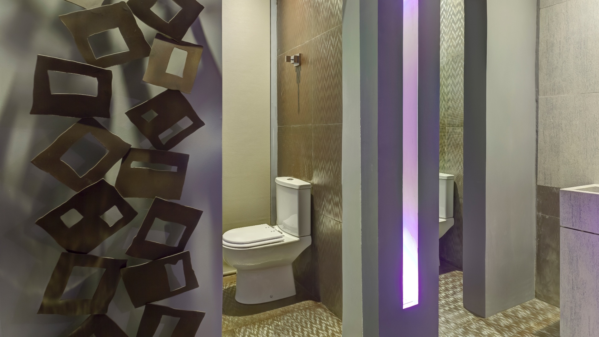 Lavabo da Escada, projetado por Wanessa Gomes e Rafael Medeiros para a Morar Mais por Menos em Belo Horizonte, Minas Gerais (16/08 a 30/09/2012), tem peças feitas com material de refugo, como a escultura vista na foto - Gustavo Xavier/ Divulgação