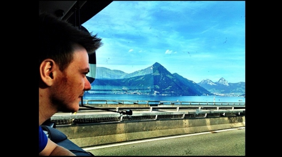 Michel Teló está em turnê internacional pela Europa. Nesta quarta o cantor divulgou imagem durante viagem de trem pela Suíça (15/8/12)