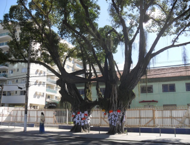 Alunos pregaram desenhos de mãos pretas em sinal de luto para protestar contra corte das árvores - Fabíola Ortiz/UOL