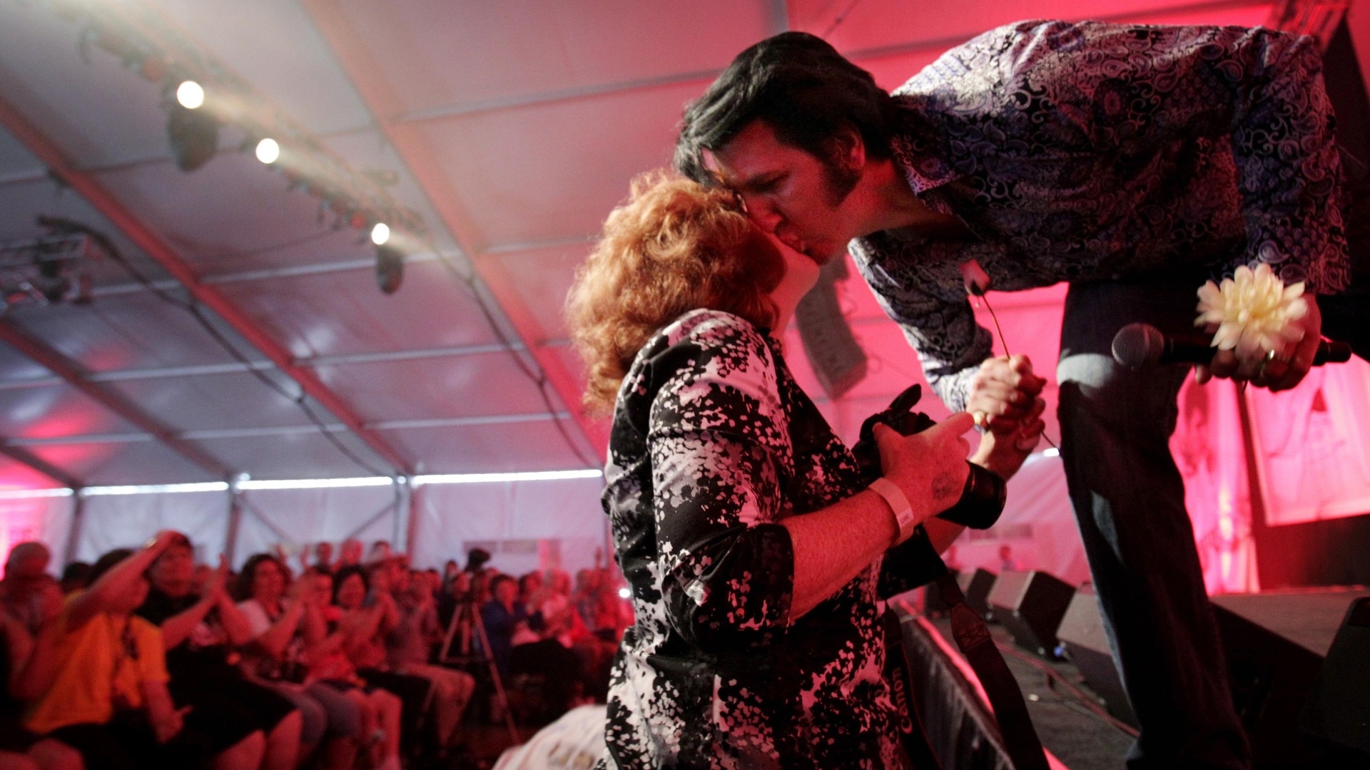 O artista australiano Mark Anthony dá um beijo em uma fã durante a sexta edição do concurso anual "Ultimate Elvis Tribute Artist", realizado na cidade de Memphis, onde o astro morou até a sua morte, em 1977 - Mike Brown / AP Photo