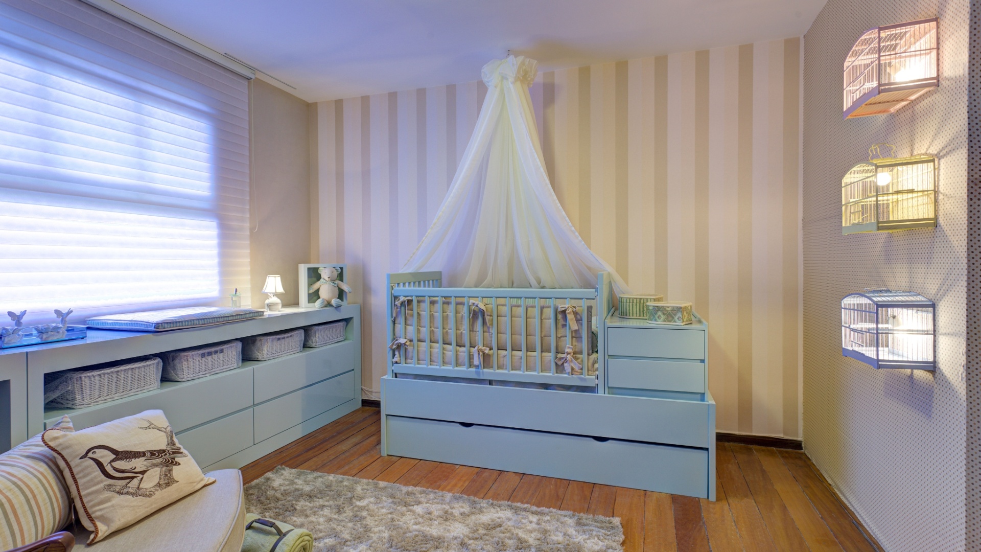 Quarto do Bebê criado por Élian Pérsia e Gabriela Hoepers para a Morar Mais por Menos em Belo Horizonte, Minas Gerais (16/08 a 30/09/2012): detalhes simples compostos por materiais reutilizados são o diferencial do ambiente, entre eles os porta-objetos feitos com tubos de PVC e as gaiolas transformadas em arandelas - Gustavo Xavier/ Divulgação