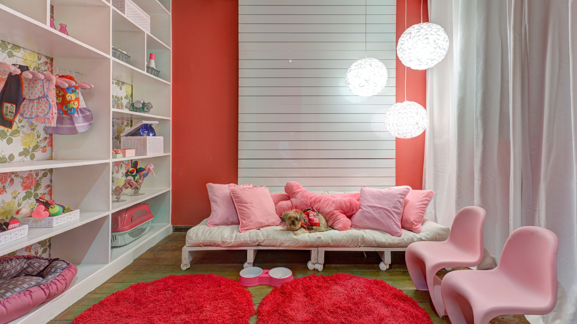 Quarto do Cãozinho de Estimação da Menina projetado por Janaina Naves e Patrícia Nassif para a Morar Mais por Menos em Belo Horizonte, Minas Gerais (16/08 a 30/09/2012): a explosão rosa do quarto para o bichinho de estimação não exclui do ambiente materiais reaproveitados. O sofá/cama onde o cachorrinho está deitado é estruturado com palets - Gustavo Xavier/ Divulgação