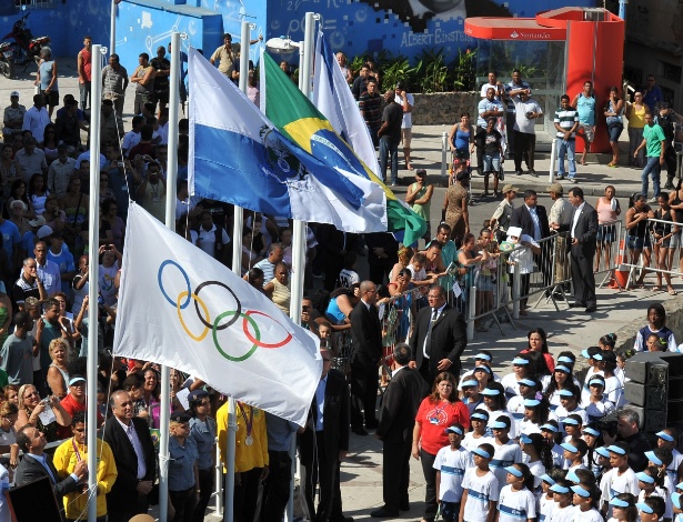 Réplica da bandeira olímpica foi hasteada no Complexo do Alemão