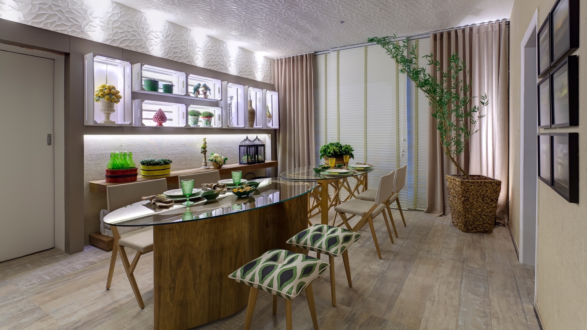 Sala de Jantar criada por  Priscila Sathler e Paola Camargo para a Morar Mais por Menos em Belo Horizonte, Minas Gerais (16/08 a 30/09/2012): largamente utilizados na confecção de estantes, os caixotes de feira ganham uma "cara" sofisticada neste projeto, devido à iluminação aplicada - Gustavo Xavier/ Divulgação