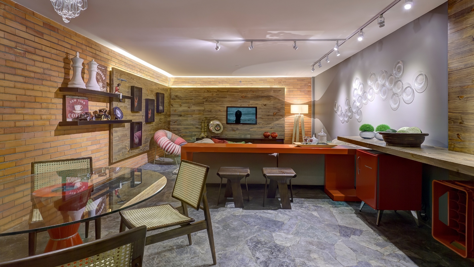 Sala dos Encontros assinada por Débora Marani, Paula Brey-Gil e Camila Veloso para a Morar Mais por Menos em Belo Horizonte, Minas Gerais (16/08 a 30/09/2012): câmara de ar de caminhão serve pra quê? O material foi usado na confecção do pufe usado no ambiente. Outra boa ideia é a da "Luminária Clara" (à esq.), feita com batedores de claras de ovos - Gustavo Xavier/ Divulgação