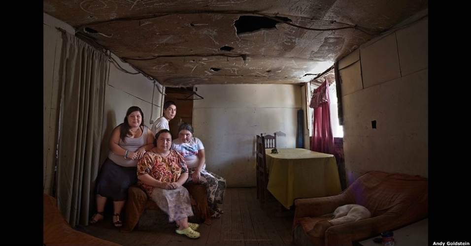 Uma delas é a dona de casa Patricia Vega, 35 anos, moradora de Las Lomas, em Santiago do Chile, fotografada com os três filhos e o cão, León (15/8/12) - Andy Goldstein