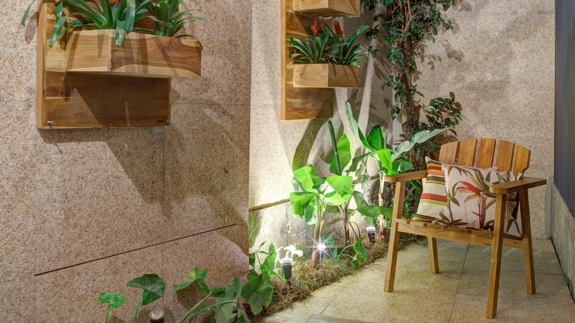 Varanda Gastronômica desenhada por Andrea Pinto Coelho para a Morar Mais por Menos em Belo Horizonte, Minas Gerais (16/08 a 30/09/2012): a profissional atentou para um quesito importante de ser lembrado e, em seu projeto, deu preferência a móveis e objetos feitos de madeira reflorestada e com certificação - Gustavo Xavier/ Divulgação