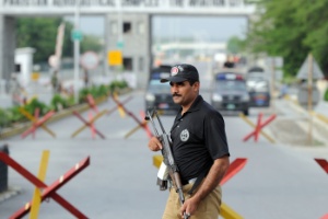 Policial trabalha na entrada de base da Força Aérea do Paquistão, em Kamra, no norte do país, nesta quinta-feira (16), onde aconteceu o ataque