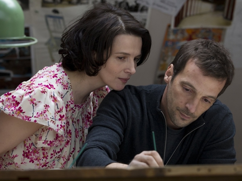 A personagem de Binoche faz par romântico com Paul, interpretado pelo ator Mathieu Kassovitz - Imovision / Divulgação