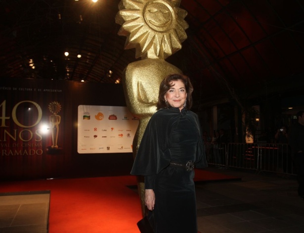 Betty Faria posa ao lado de réplica do "Kikito", o prêmio dado aos melhores do cinema no Festival de Gramado (16/8/2012) - Foto Rio News